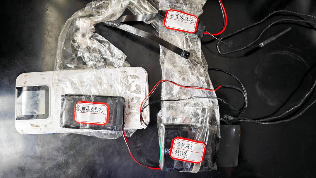 耳机竟是偷拍神器?揭秘“隐形耳机”猫腻,教你3招快速识破 耳机竟是偷拍神器?揭秘“隐形耳机”猫腻,教你3招快速识破(图2)